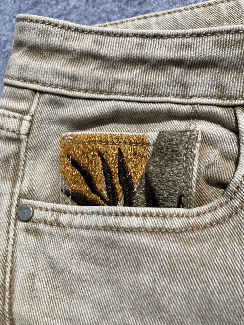 Driftwood / Free People SALE! Tan Jeans Farrah Embroidered Flare Mid-Rise 28x29" - Picture 2 of 14